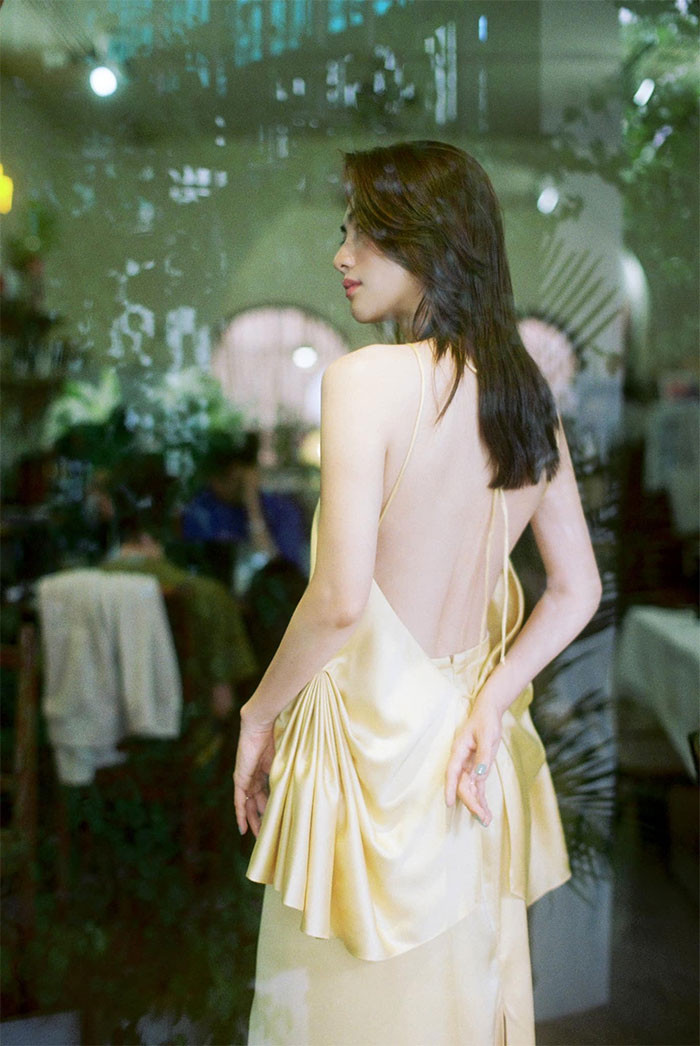  Nữ chính phim "Vô diện sát nhân" thường diện style áo, váy hai dây, hở lưng để khoe lưng thon.