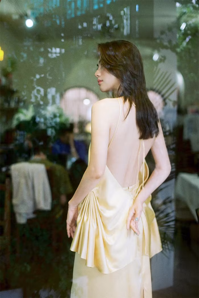  Nữ chính phim "Vô diện sát nhân" thường diện style áo, váy hai dây, hở lưng để khoe lưng thon.