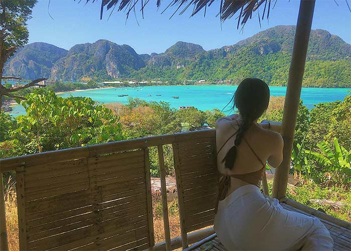 Áo yếm nâu, quần linen trắng, chỉ vậy thôi mà sao nhìn Phương Anh Đào quyến rũ đến lạ.