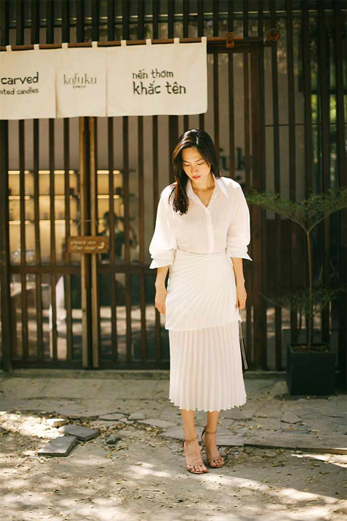 Chân váy trắng xếp ly kết hợp với áo cùng màu càng tôn vẻ đẹp mong manh của nữ diễn viên "Nhắm mắt thấy mùa hè".