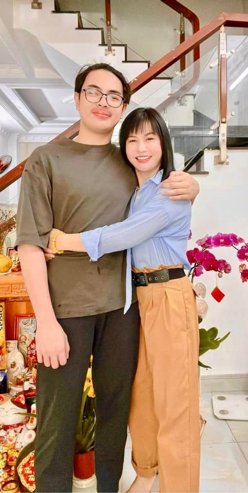 Hiện tại, Cát Phượng đang sống cùng con trai, kết quả của cuộc hôn nhân đầu tiên giữa cô và nam diễn viên Thái Hòa.