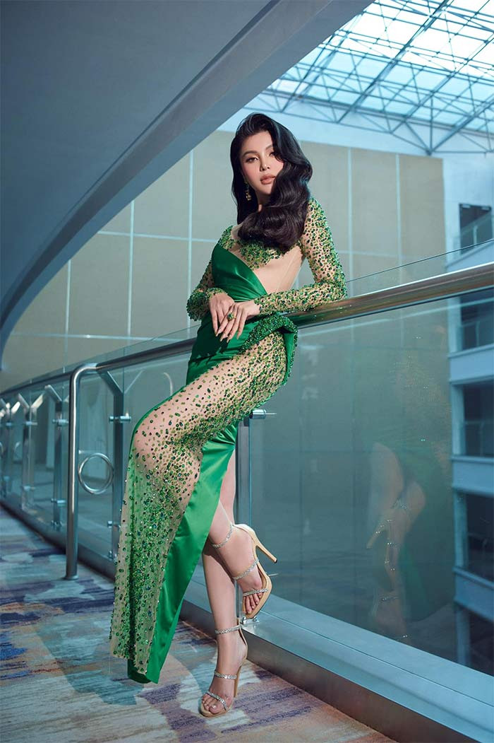 Nữ diễn viên phim "Mẹ rơm" thường chọn trang phục sexy khi đi dự sự kiện và ngoài đời thường.