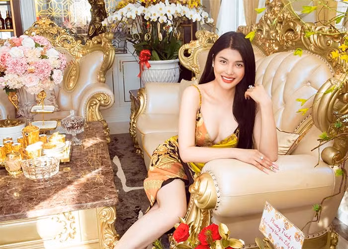 Ngoài ca hát, Lily Chen còn tham gia một số bộ phim như "Thất Sơn tâm linh", "Mẹ trùm", "Mẹ rơm".