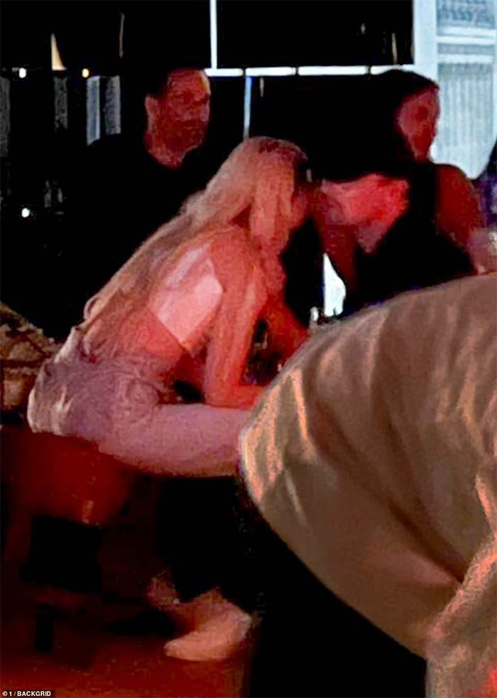 Mới đây, bức ảnh khiến tin đồn Leonardo DiCaprio hẹn hò Gigi Hadid trở nên chắc chắn khi chụp hai người ngồi gần nhau thân mật trong một bữa tiệc ở New York. (Ảnh: Backgrid) Xem video Leonardo DiCaprio giành giải Oscar. Nguồn VTC14