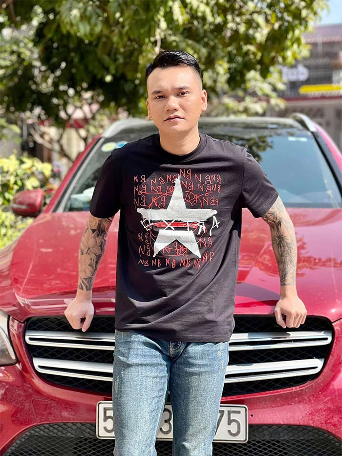 Mới đây, Khắc Việt nhận được nhiều lời khen ngợi khi sẵn sàng chi 500 triệu đồng để giúp người dân ở vùng bị bão Noru quét qua.