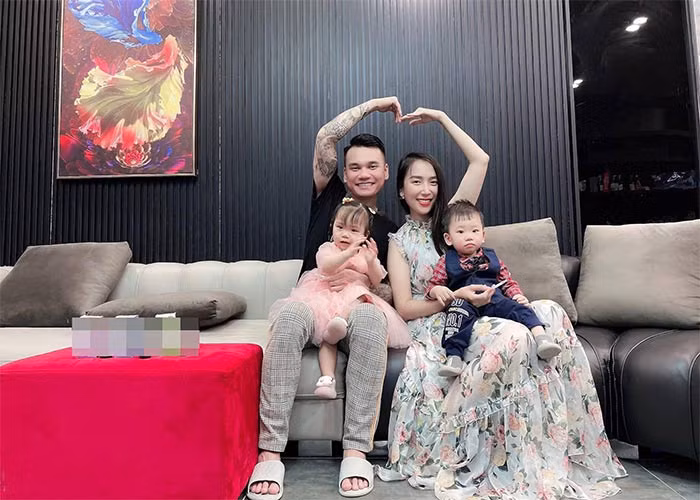 Năm 2020, khi biết vợ, nữ DJ Thảo Bebe mang thai đôi, anh liền sắm ngay một biệt thự rộng đẹp ở ngoại thành Hà Nội để tặng vợ.