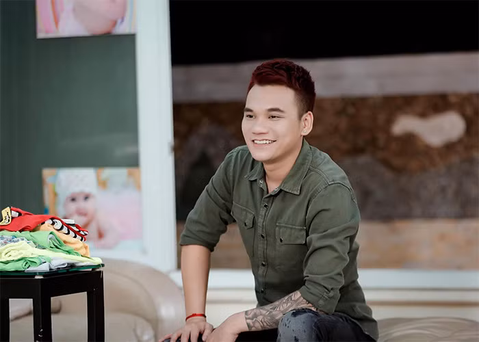 Xuất thân trong gia đình không có điều kiện kinh tế nên Khắc Việt phải đi bán xăng, hát lót trong 3 năm để có tiền ăn học.