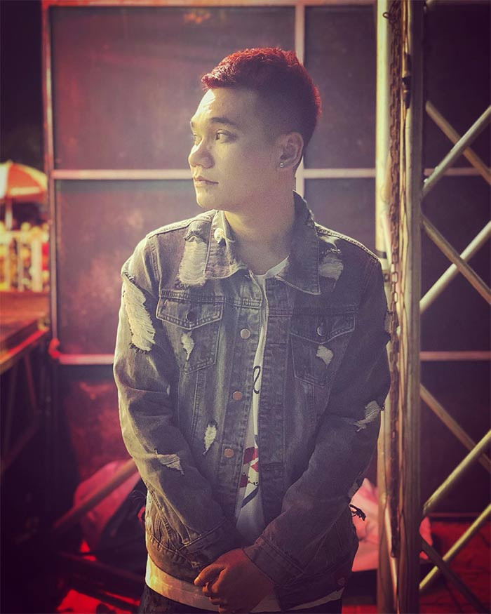 Nam ca sĩ kiêm nhạc sĩ chấp nhận đi hát ở các sân khấu "chuồng gà" với giá cát sê 20.000 đồng.