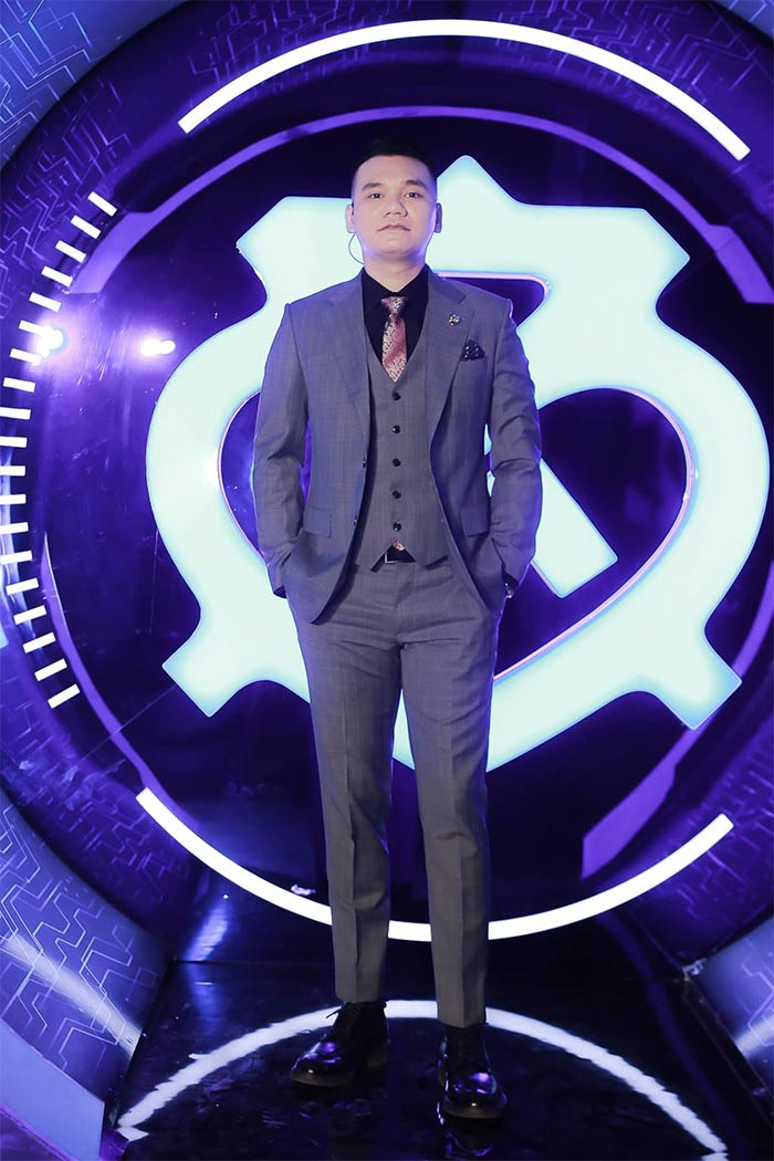 Đến năm 2009 sau khi single "Quên" của anh ra mắt lập tức ca khúc trở thành một cơn sốt trên mạng vào thời điểm đó, cái tên Khắc Việt bắt đầu được nhiều người biết tới.