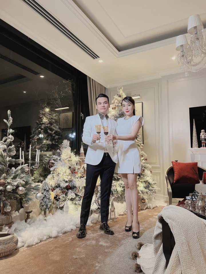 Với số tài sản hiện tại từ bất động sản tới xe sang, ca sĩ Khắc Việt được bạn bè trong giới gọi vui là "đại gia ngầm" của Vbiz.