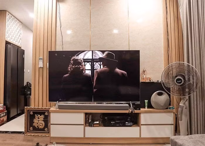 Trước đó năm 2016 giọng ca "Yêu lại từ đầu" đã mua một căn chung cư cao cấp rộng gần 100m2, tại quận 4, TP.HCM để tiện việc sinh hoạt hơn mỗi khi có công việc vào Nam.