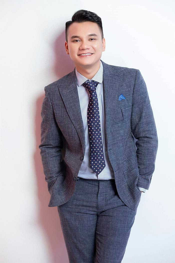 Khi có vị thế nhất định trong làng giải trí, cát sê của Khắc Việt tăng thấy rõ, dao động từ vài chục triệu đến vài trăm triệu đồng/show diễn.