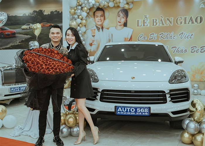 Ngoài bất động sản, Khắc Việt còn sở hữu chiếc xế hộp Mercedes-Benz với giá hơn 2 tỷ đồng. Dịp 8/3 năm nay, nam nhạc sĩ 35 tuổi còn mạnh tay tặng vợ chiếc xế hộp hạng sang trị giá hơn 7 tỷ đồng.