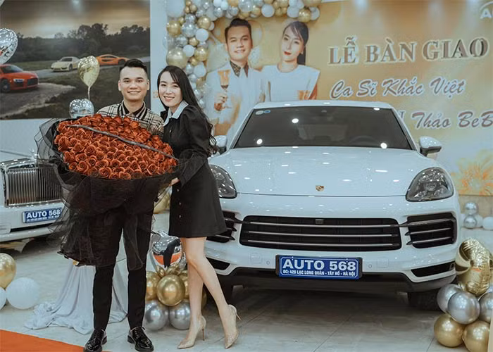 Ngoài bất động sản, Khắc Việt còn sở hữu chiếc xế hộp Mercedes-Benz với giá hơn 2 tỷ đồng. Dịp 8/3 năm nay, nam nhạc sĩ 35 tuổi còn mạnh tay tặng vợ chiếc xế hộp hạng sang trị giá hơn 7 tỷ đồng.