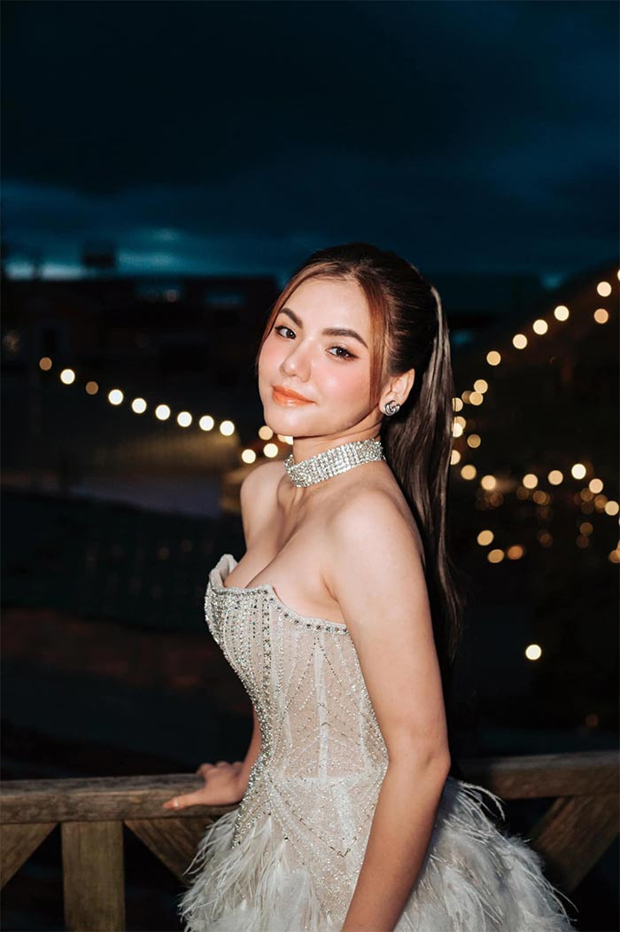 17 tuổi, cô gái gốc An Giang sang Mỹ định cư. Sau đó cô liên tục tham gia các cuộc thi hát và nhận được những lời mời đi diễn hấp dẫn.