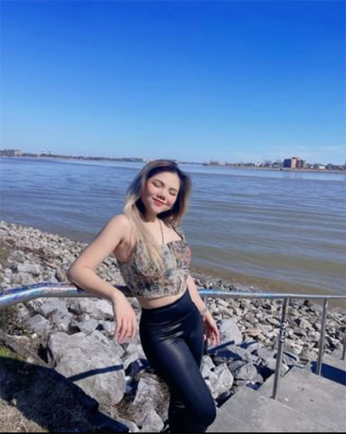 Tại hải ngoại, Myra Trần khá đắt show, thường hợp tác cùng các ca sĩ nổi tiếng.