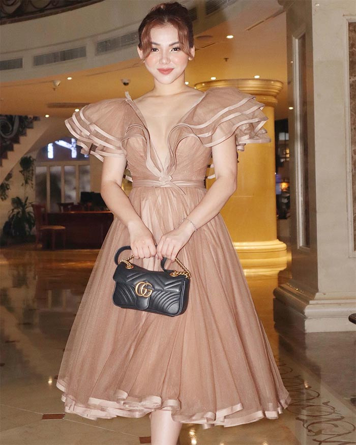 Năm 19 tuổi, Myra Trần lọt top 40 Americal Idol (Thần tượng âm nhạc Mỹ) và được các giám khảo gọi là một trong những "Kelly Clarkson mới của thế giới" khi thể hiện bài hát "One Night Only".