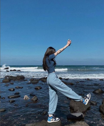 Một set đồ xanh tạo cho Thiện Nhân vẻ khoẻ khoắn, năng động và cũng rất hợp với nền xanh của biển trời.