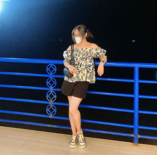 Áo hoa trễ vai, quần short, giày thể thao, Thiện Nhân bình dị như bao cô gái trẻ khác khi xuống phố.