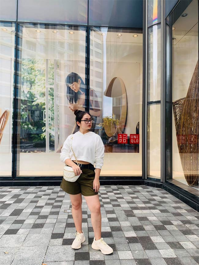 Quần short kết hợp với giày thể thao mang lại cho Thiện Nhân vẻ ngoài khỏe khoắn.