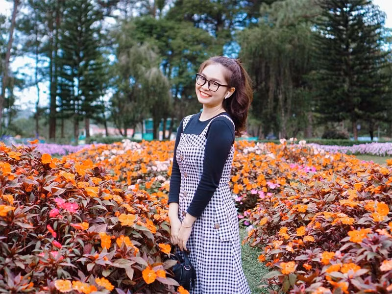 Váy kẻ caro là một trong những món đồ yêu thích trong tủ đồ của Quán quân Giọng hát Việt nhí 2014.