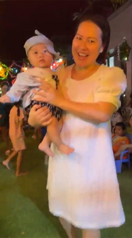 Nữ đại gia bất động sản trong đêm vui trung thu ở Phú Quốc. Ngày 15/3/2022, Ngọc Tiền, vợ Quý Bình hạ sinh con trai khi cô đã 46 tuổi.