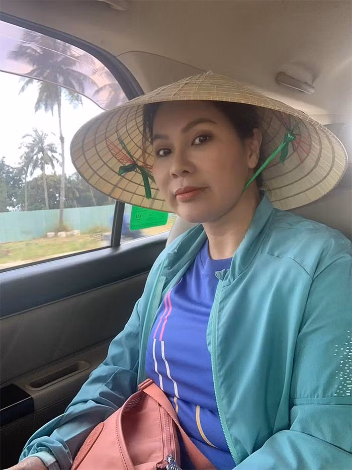 Mặc dù là một nữ doanh nhân giàu có nhưng ngoài đời, vợ Quý Bình rất giản dị, mộc mạc.