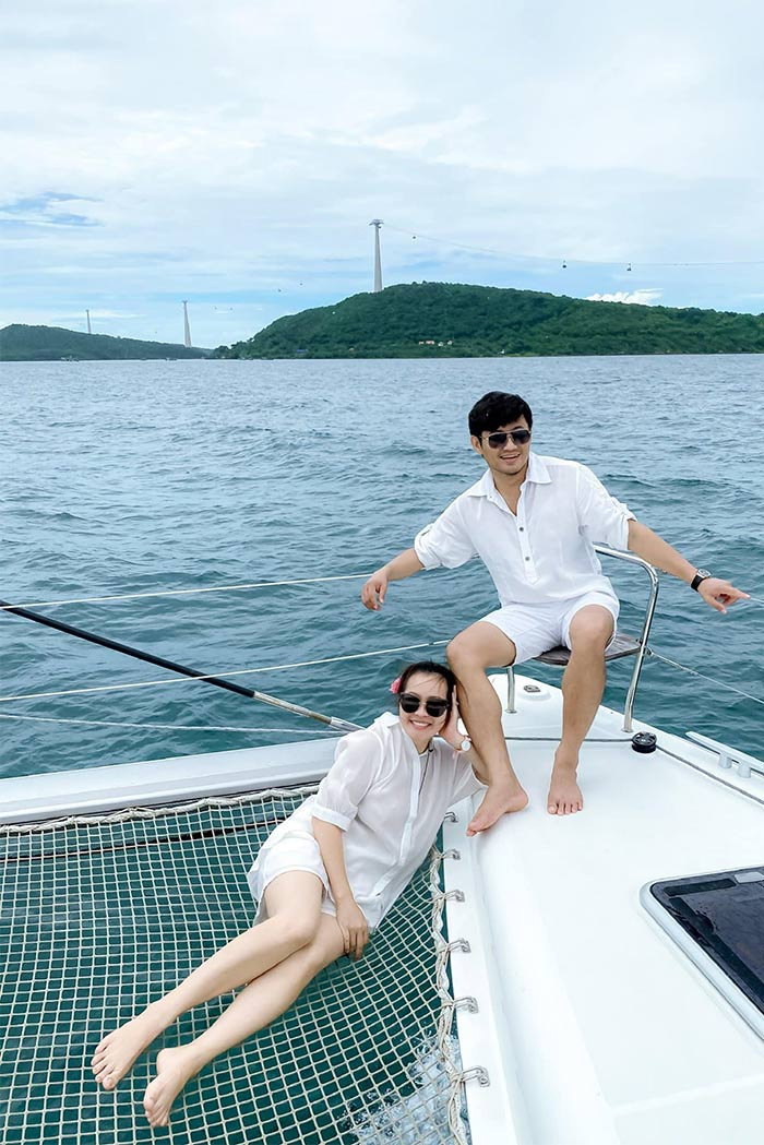 Sau đám cưới, vợ chồng Quý Bình luôn bên nhau như hình với bóng và tận hưởng cuộc sống rất hạnh phúc.