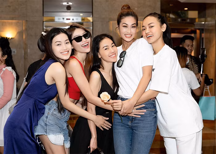 Mai Ngô giản dị nhưng vẫn hút mắt khi tới cổ vũ Đoàn Thiên Ân trong cuộc thi Miss Grand International 2022 ở Indonesia.