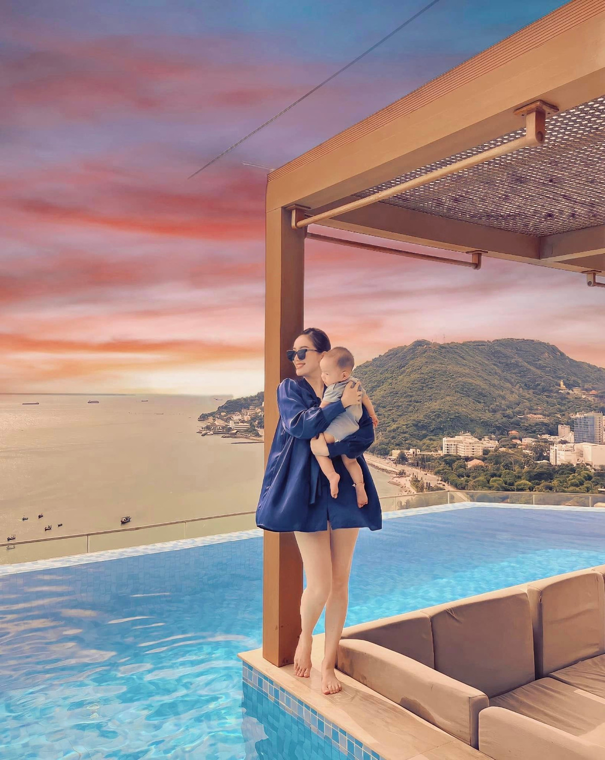  Top 10 Miss Audition 2006 đúng chuẩn "gái một con trông mòn con mắt", ngày càng gợi cảm và trẻ đẹp bất chấp thời gian. Phu nhân đại gia khét tiếng tiết lộ hiện đã giảm được 18kg so với những tháng cuối thai kì và còn mi nhon hơn thời con gái 3kg.