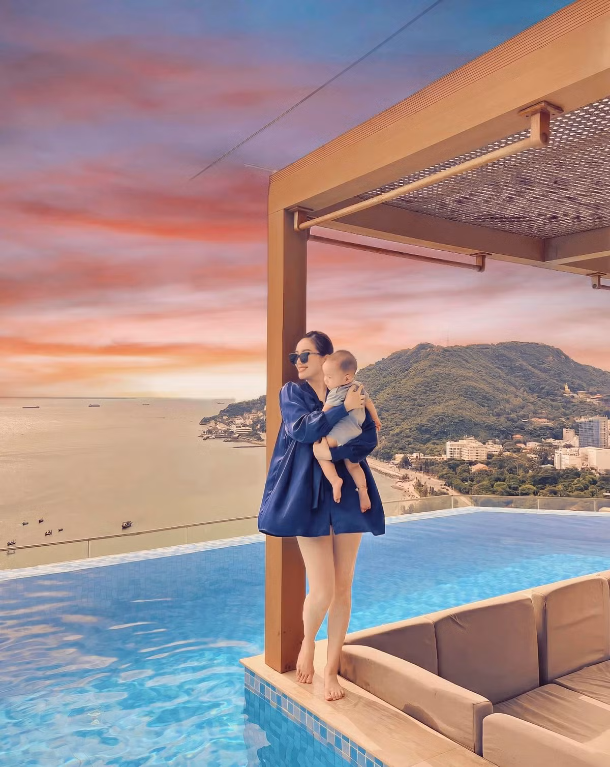  Top 10 Miss Audition 2006 đúng chuẩn "gái một con trông mòn con mắt", ngày càng gợi cảm và trẻ đẹp bất chấp thời gian. Phu nhân đại gia khét tiếng tiết lộ hiện đã giảm được 18kg so với những tháng cuối thai kì và còn mi nhon hơn thời con gái 3kg.