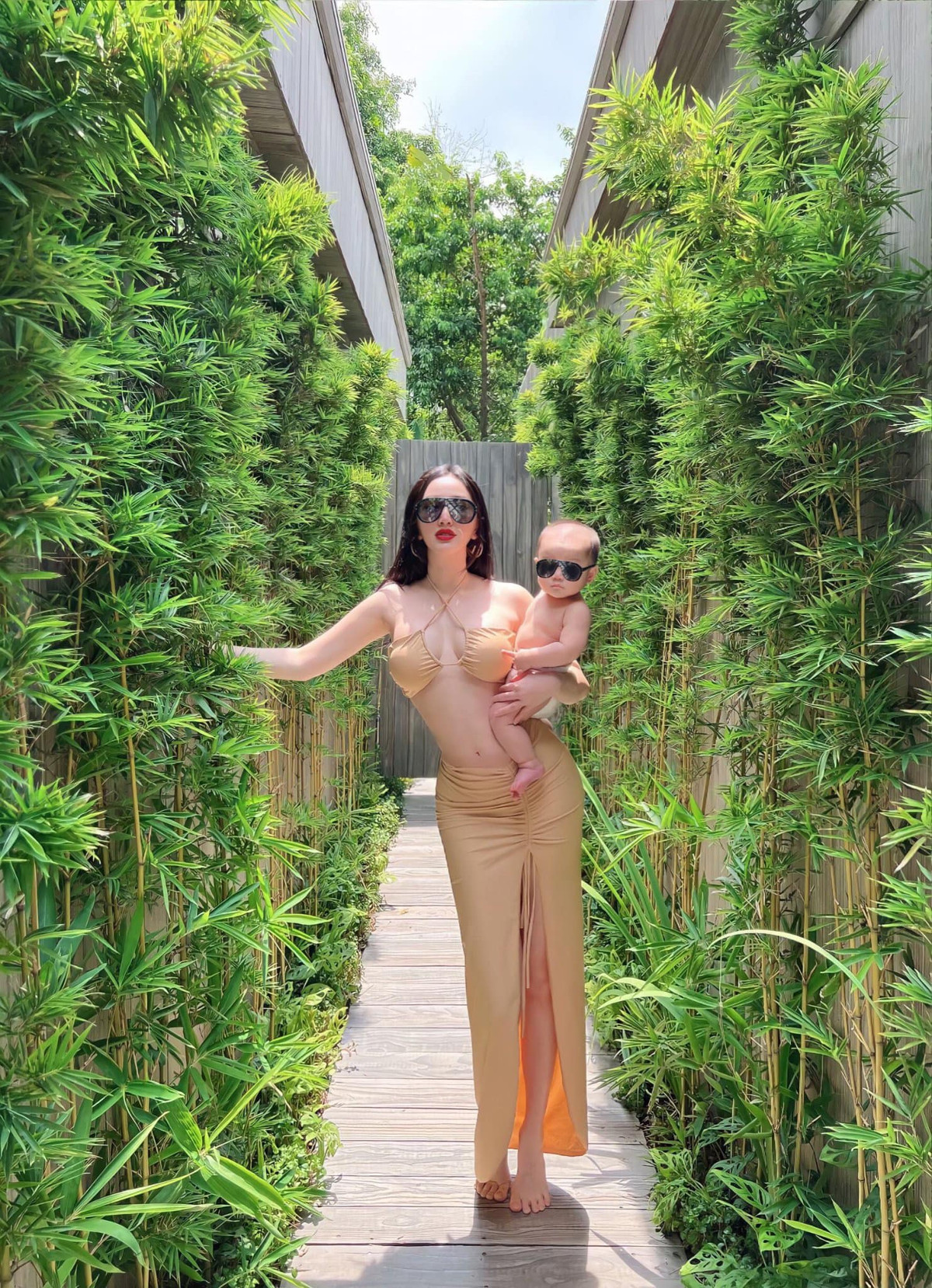 Dù bận rộn với vai trò là mẹ bỉm sữa nhưng Bảo Thy vẫn toát lên thần thái sang chảnh.