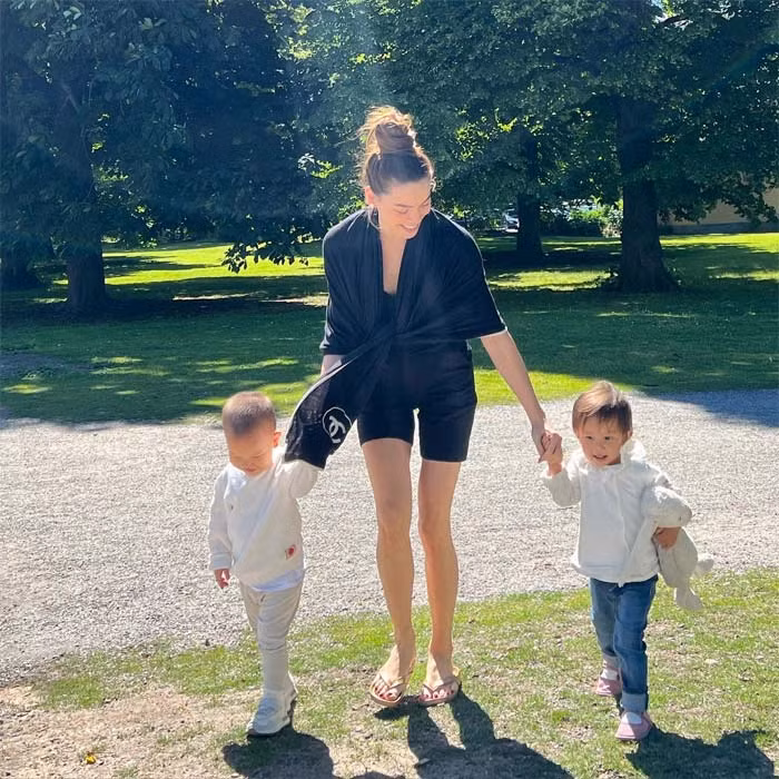  Ca sĩ Hồ Ngọc Hà đang có cuộc sống viên mãn bên Kim Lý và các con.