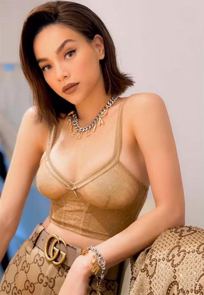 Nữ ca sĩ sinh năm 1984 chia sẻ để lấy lại vóc dáng sau lần sinh nở thứ hai, lại sinh đôi là chuyện không dễ dàng.