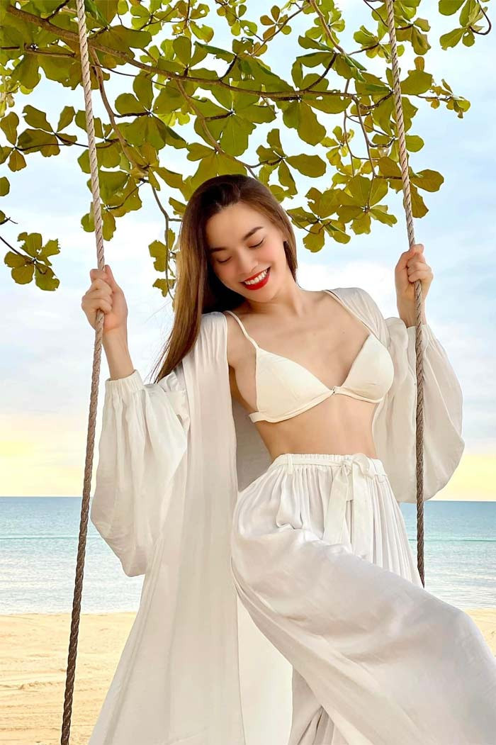 Vì thế cô rất tự tin khoe body trong những trang phục gợi cảm.