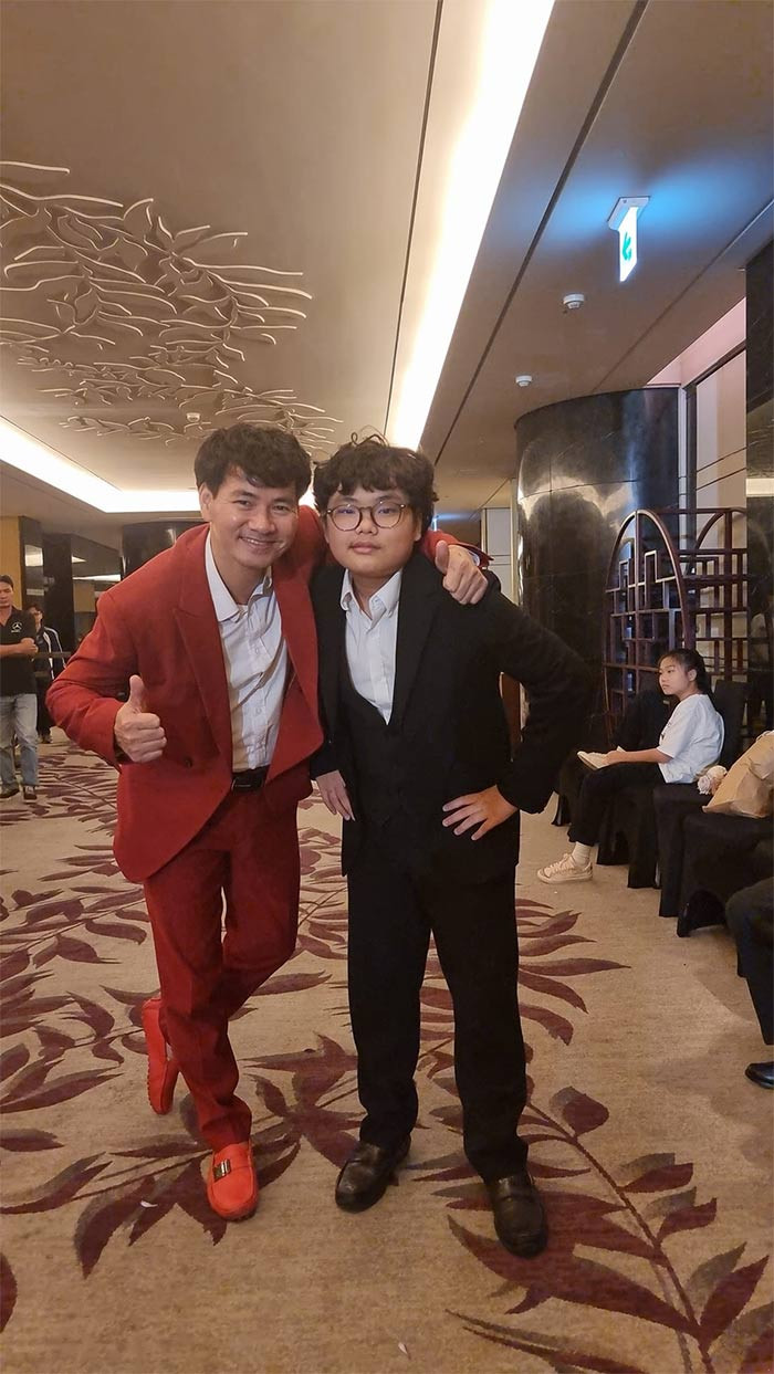 Cậu con trai thứ hai, Bi Béo (Võ Nguyên) nổi tiếng từ chương trình "Bố ơi, mình đi đâu thế?" càng lớn càng rắn rỏi.