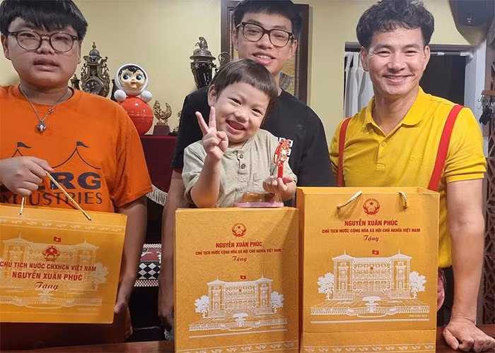 Ba con trai của Xuân Bắc luôn nhận được sự quan tâm của mọi người bởi sự đáng yêu.