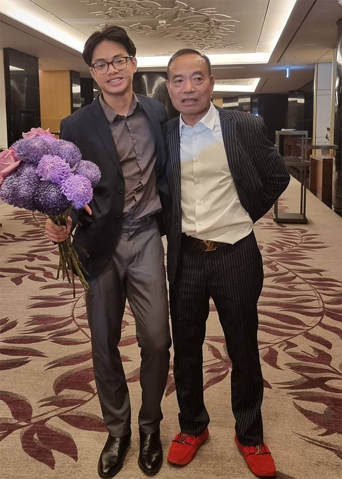 Khánh Minh còn được nhận xét là giống bố nhất trong ba con trai.