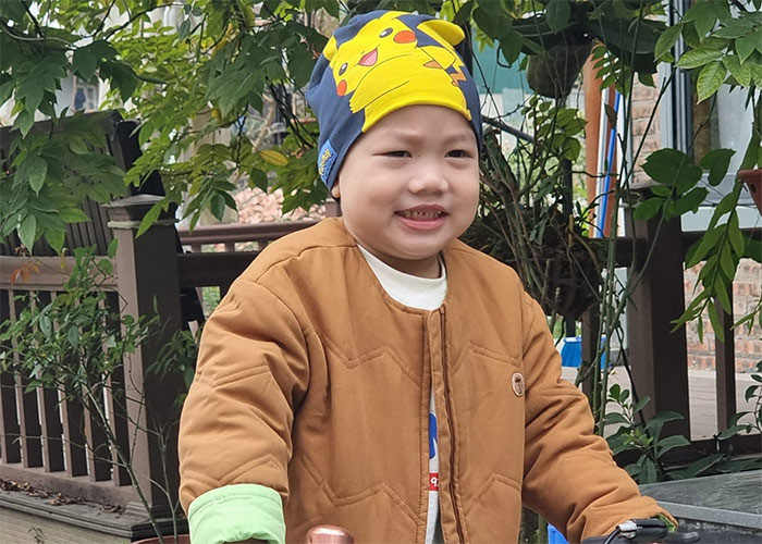 Bé Bão rất đáng yêu, khuôn mặt, vóc dáng giống mẹ. tttt