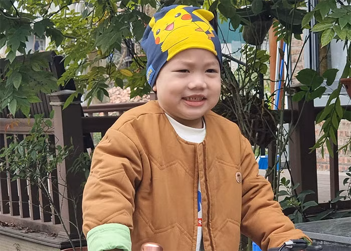 Bé Bão rất đáng yêu, khuôn mặt, vóc dáng giống mẹ. tttt