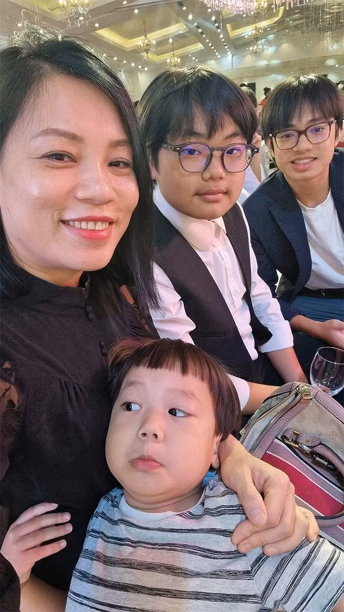 Cậu con trai lớn và cậu thứ hai nhà Xuân Bắc ngày càng ra dáng thanh niên.