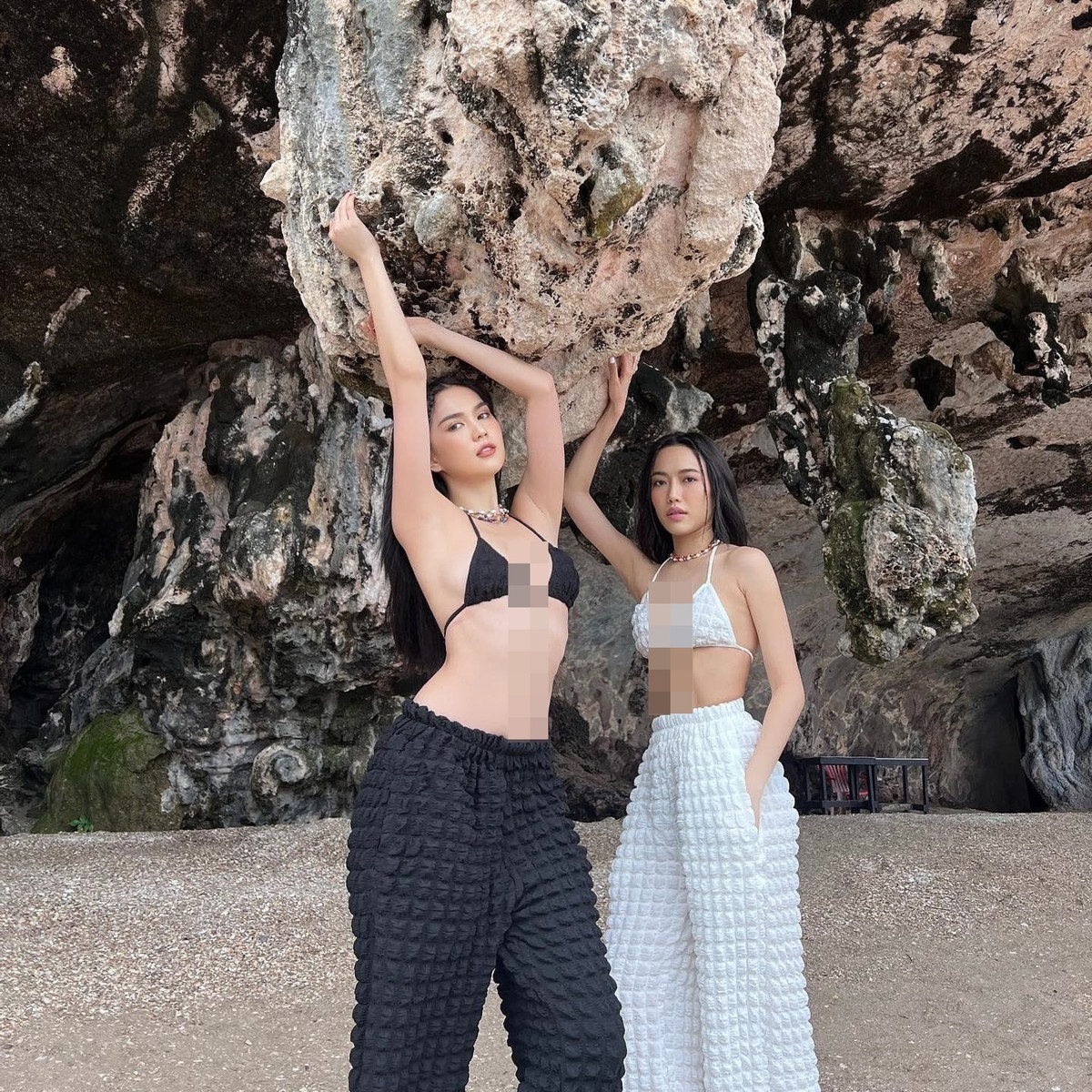  Ngọc Trinh - Diệu Nhi diện trang phục tông màu đen - trắng, áo bra kết hợp với quần dài ống suông.