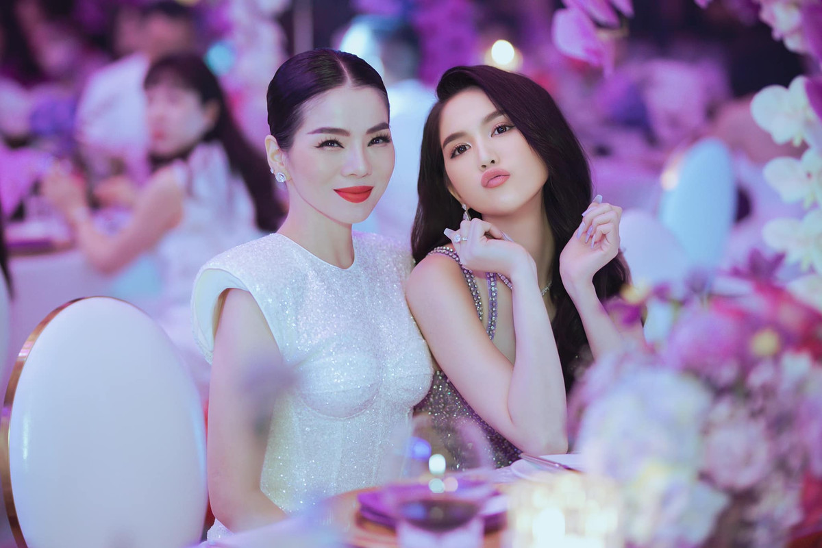 Ngọc Trinh và Lệ Quyên khá thân thiết trong buổi tiệc.