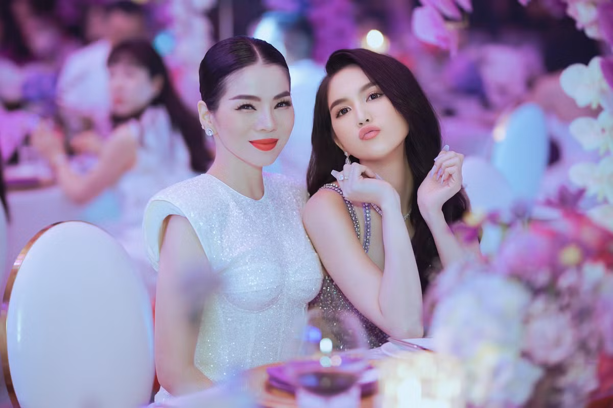 Ngọc Trinh và Lệ Quyên khá thân thiết trong buổi tiệc.