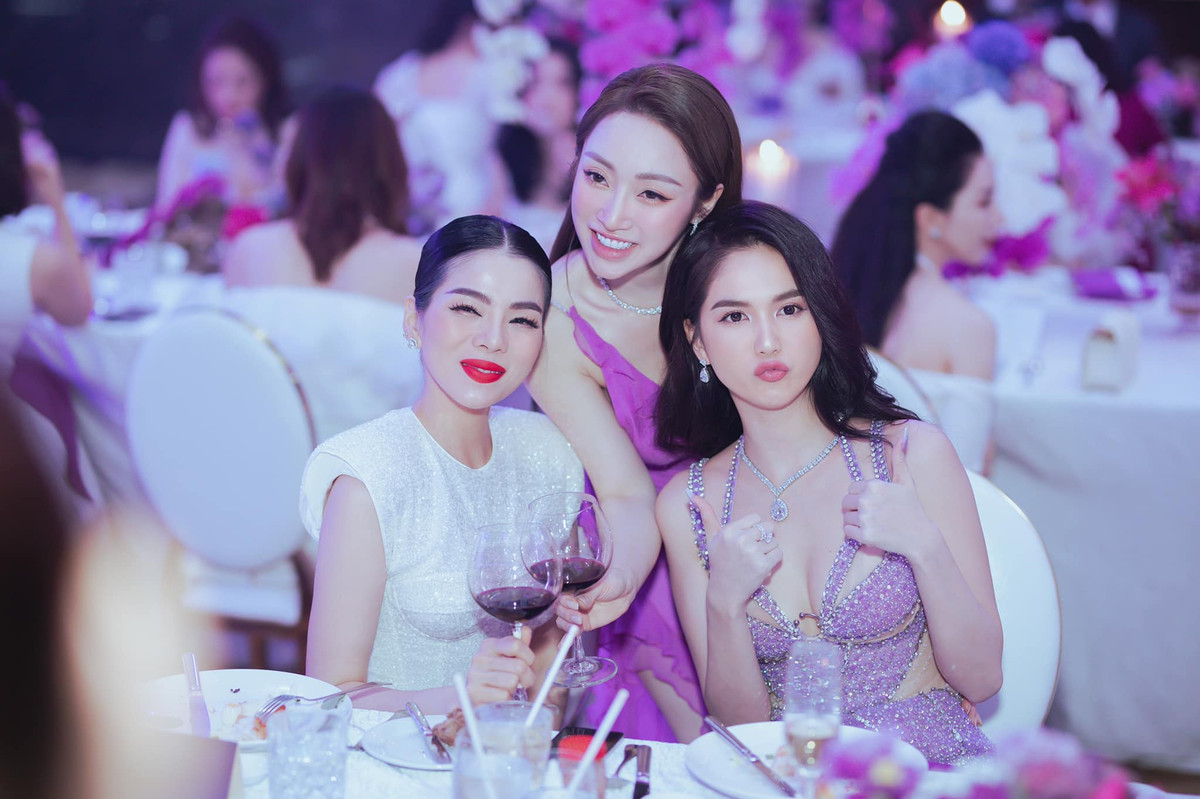 Ngọc Trinh có màn chu môi tạo dáng nhí nhảnh "mang thương hiệu" của người đẹp.