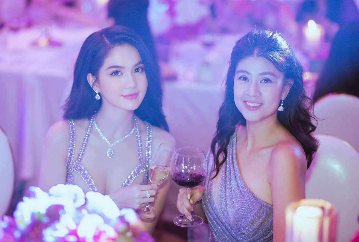 Diễn viên Kim Thư đẹp gợi cảm không kém đàn em.