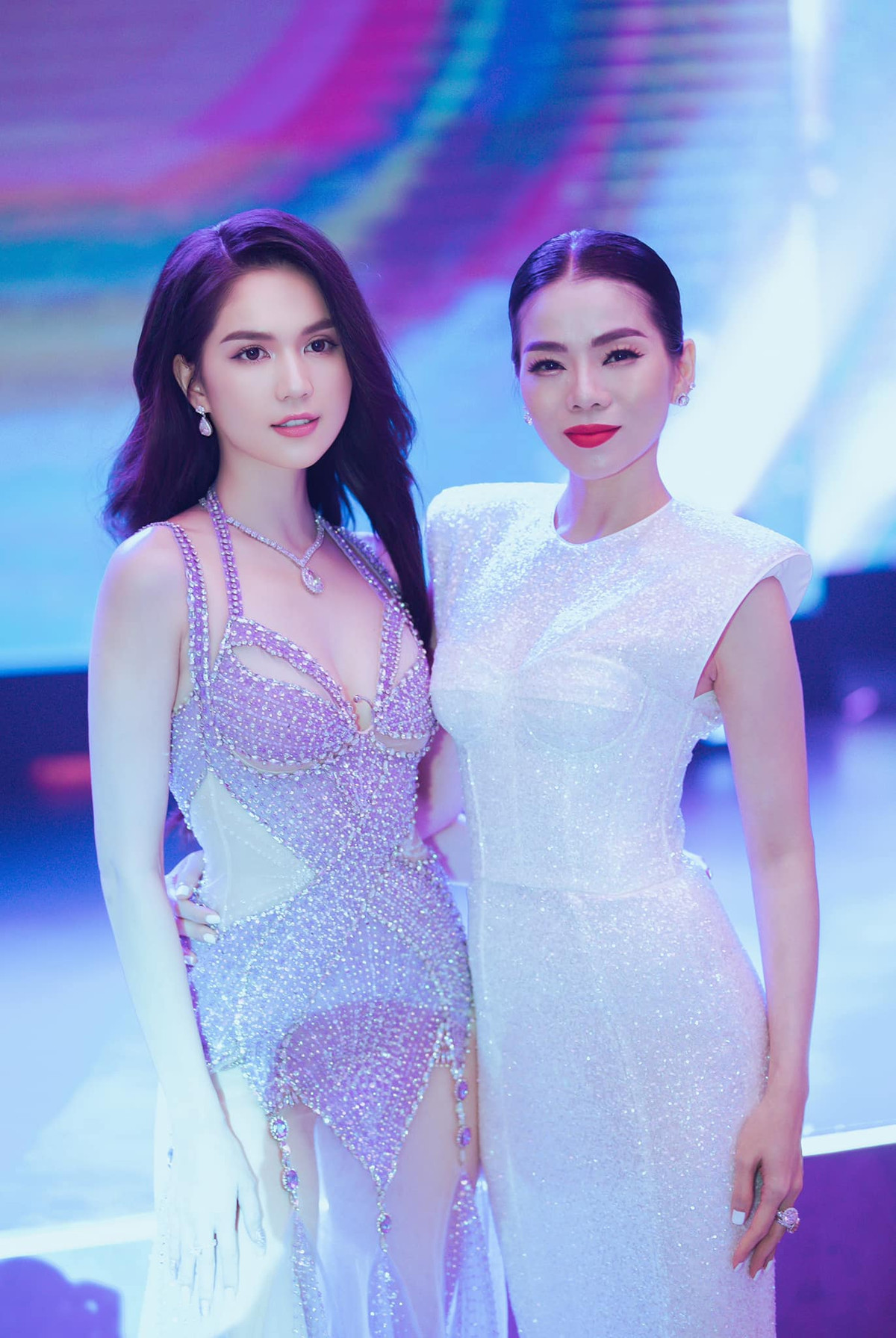 Nữ hoàng nội y khoe dáng bên đàn chị Lệ Quyên. Nữ ca sĩ chọn chiếc đầm trắng khá kín đáo.