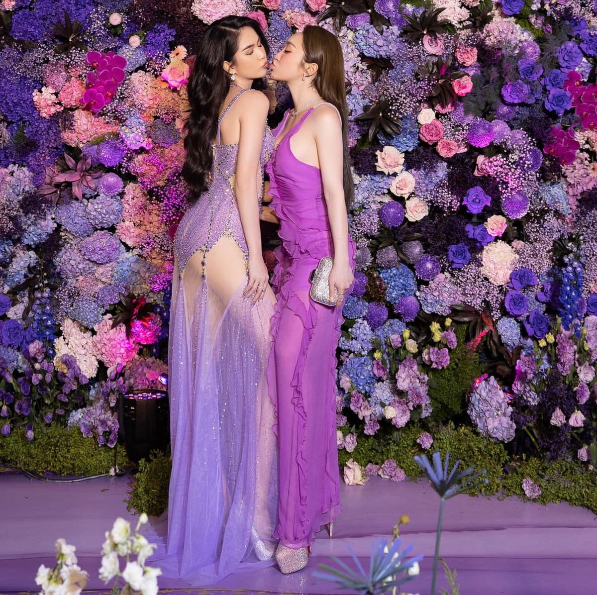  Ngọc Trinh nổi bật với chiếc đầm cut-out xuyên thấu gợi cảm, chu môi đọ vóc dáng gợi cảm bên bà xã Chi Bảo.