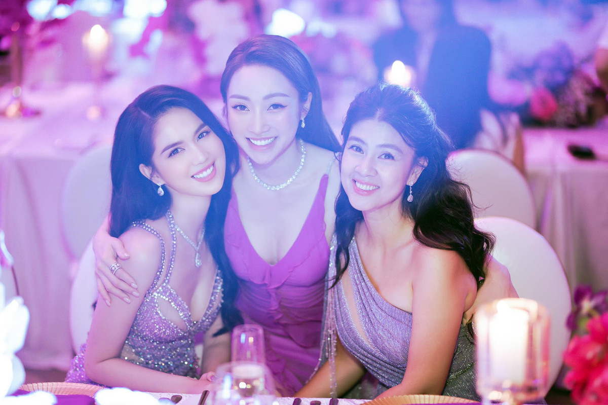 Các mỹ nhân Vbiz chọn trong phục màu tím "tông xuyệt tông" với không gian buổi tiệc.