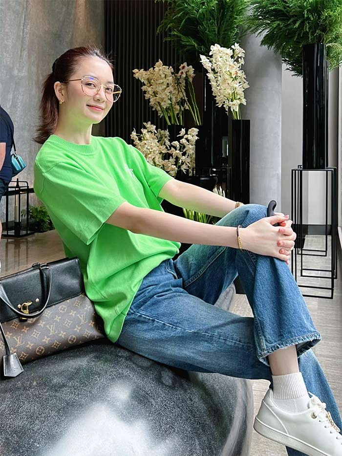 Đời thường, Thiều Bảo Trang ăn vận rất giản dị nhưng cô xuất hiện ở đâu cũng gây chú ý vì nhan sắc tuyệt hảo.